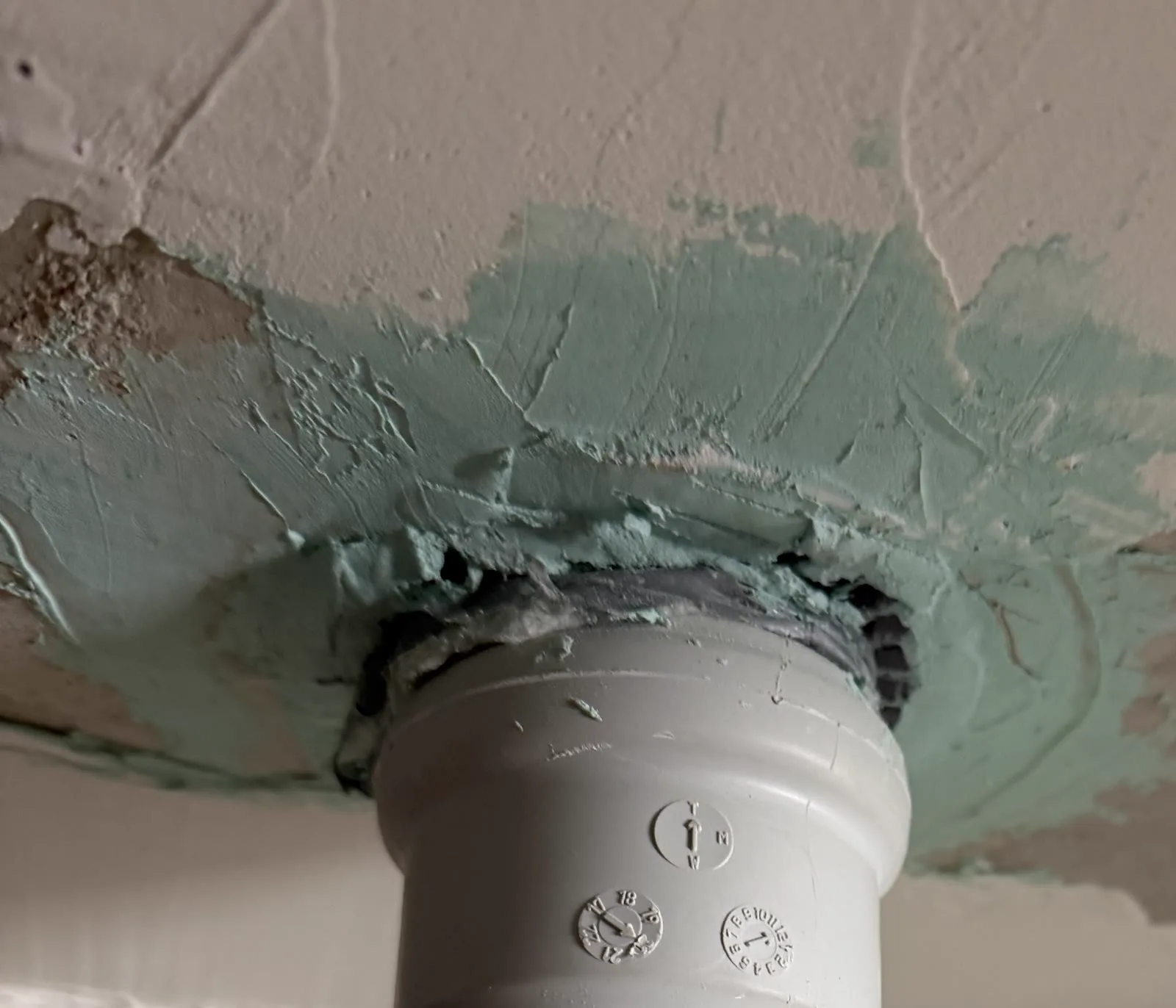 Abwasserrohr durch eine Decke, an der Durchführung mit Brandschutzbeschichtung versehen