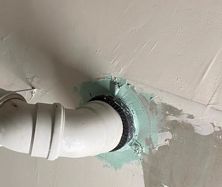 Abwasserrohr durch eine Wand, an der Durchführung mit Brandschutzbeschichtung versehen