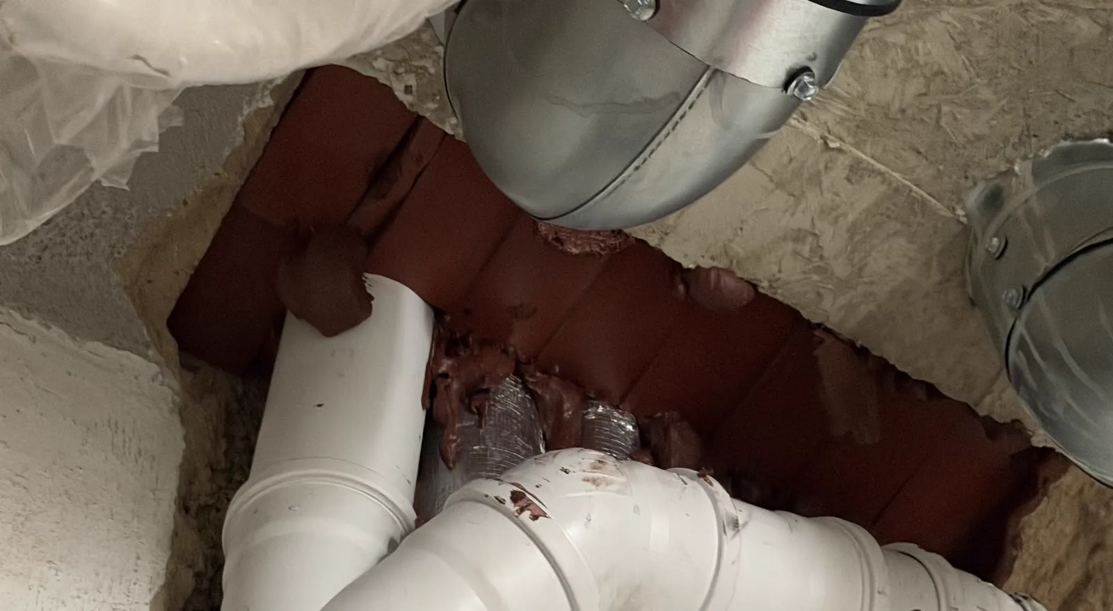 Bodendurchbruch mit einem Rohrbündel, ausgemauert mit Brandschutzsteinen