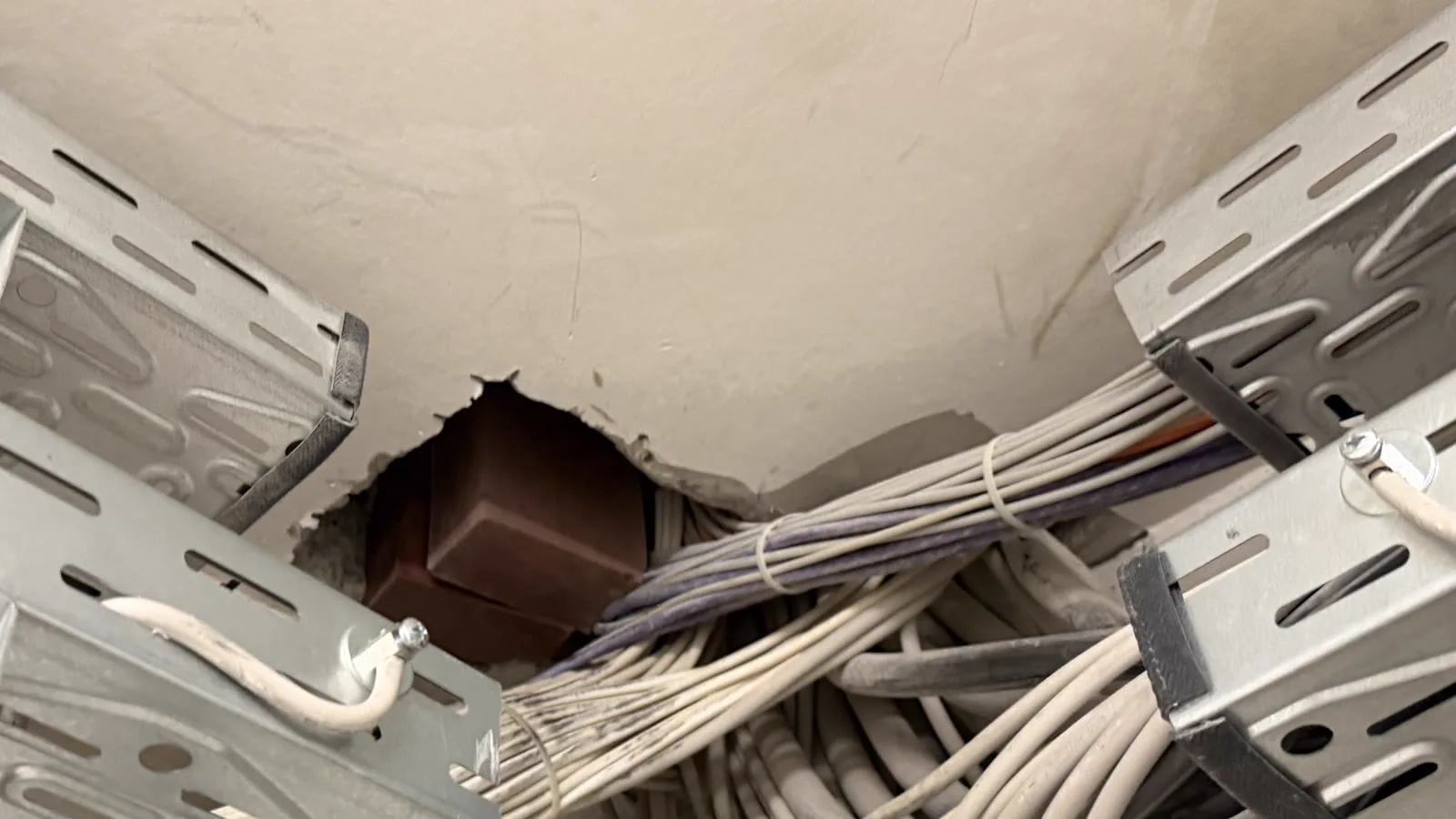 Kabelbündel in einem Deckendurchbruch, abgeschottet mit einem Weichschott
